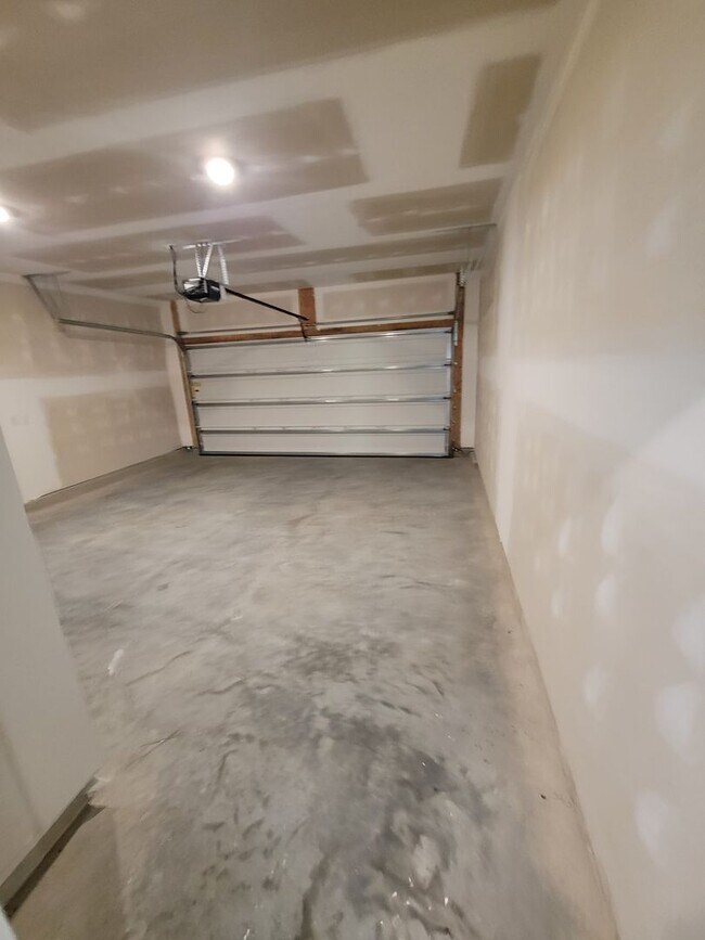 Building Photo - Gorgeous Newer Construction In Sneads Ferry!!