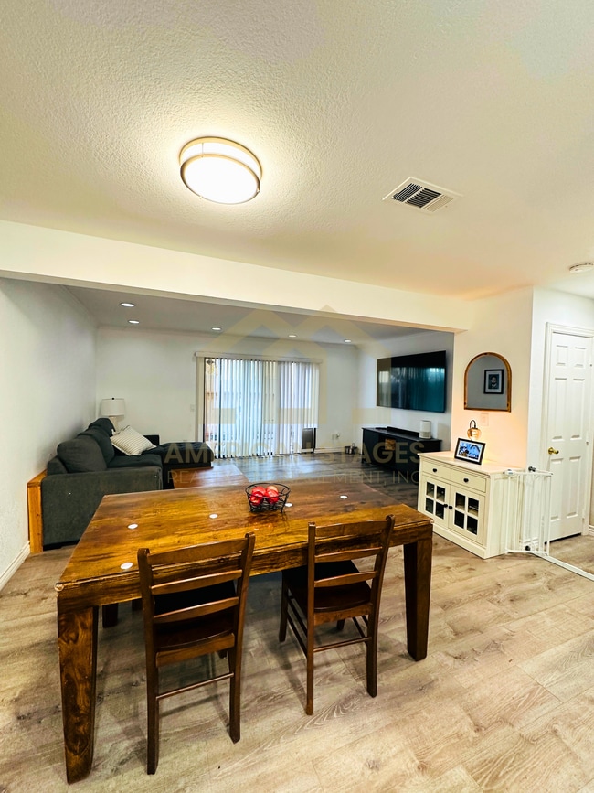 Building Photo - 131 Village Cir Dr