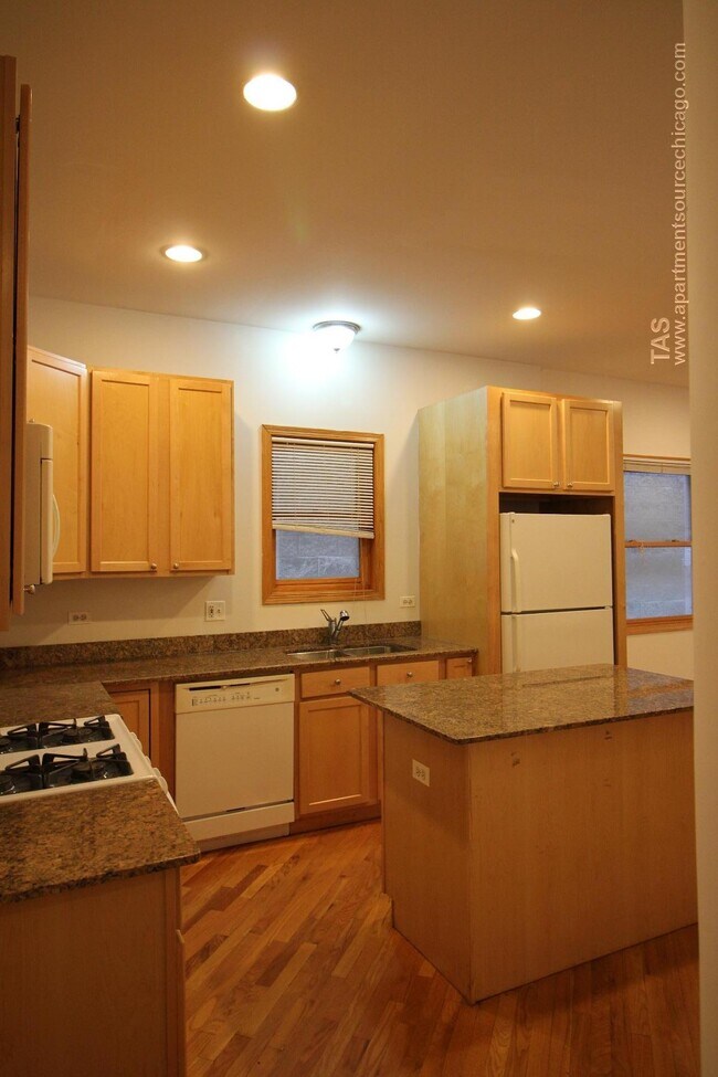 Building Photo - 1321 W Belmont Ave