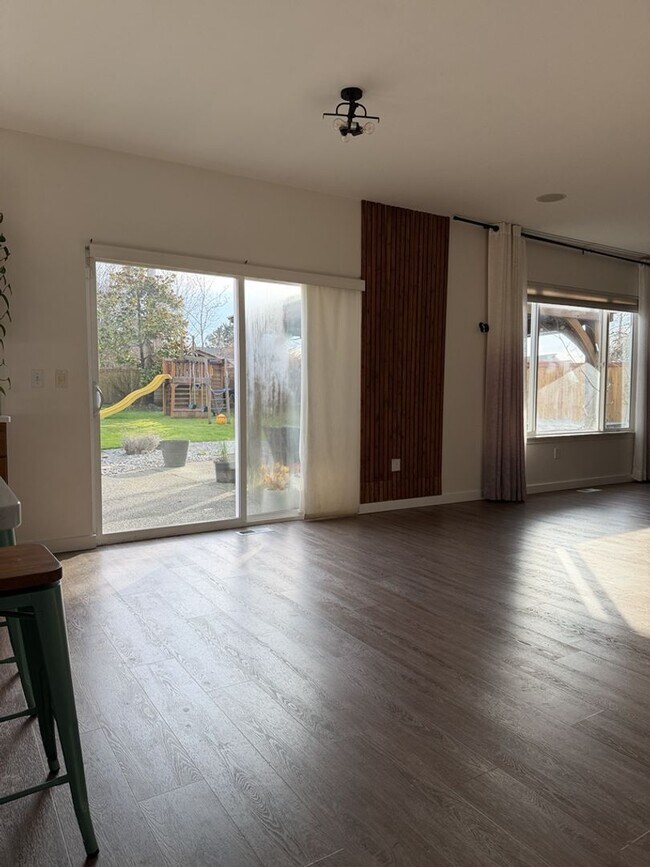 Building Photo - Spacious 3 Bed/2.5 Bath Federal Way Home.