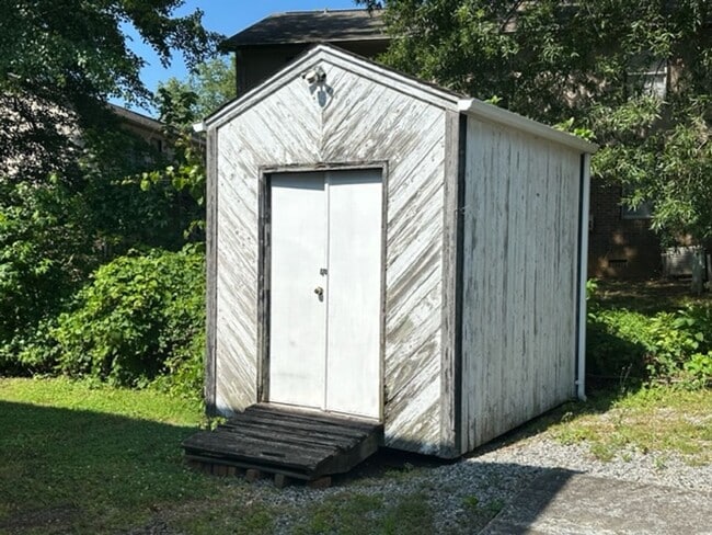 Building Photo - 1006 W Barton St