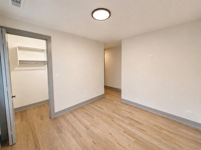 Building Photo - 1337 W Estes Ave