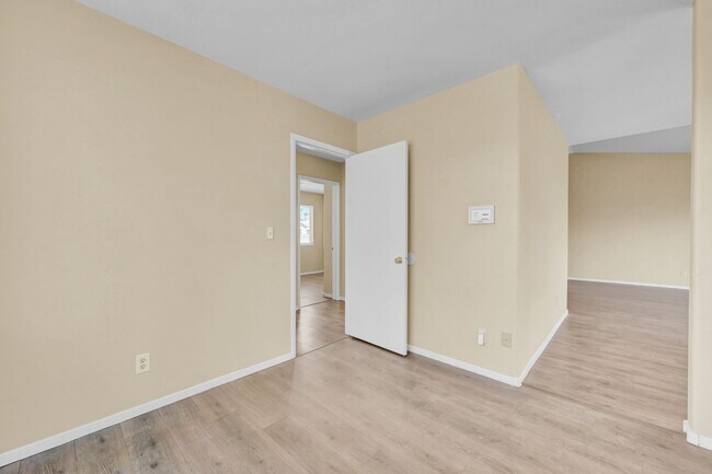 Building Photo - N Las Vegas Single Family Home - New Paint and LVP Flooring