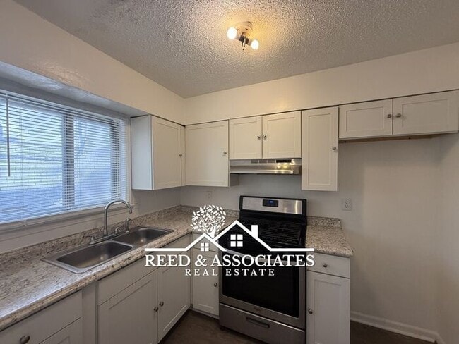 Building Photo - 2-Story Duplex Located Near UofM!