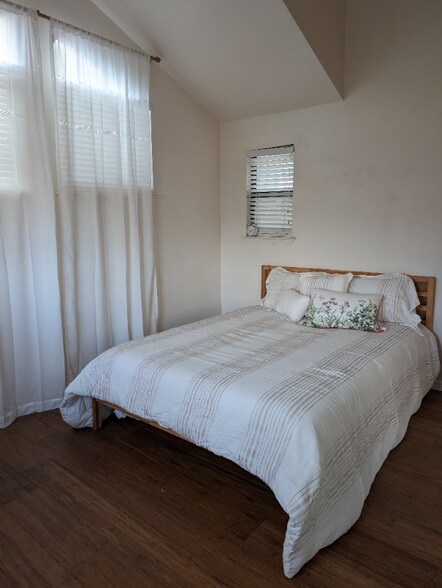 Building Photo - 251 Via La Paz