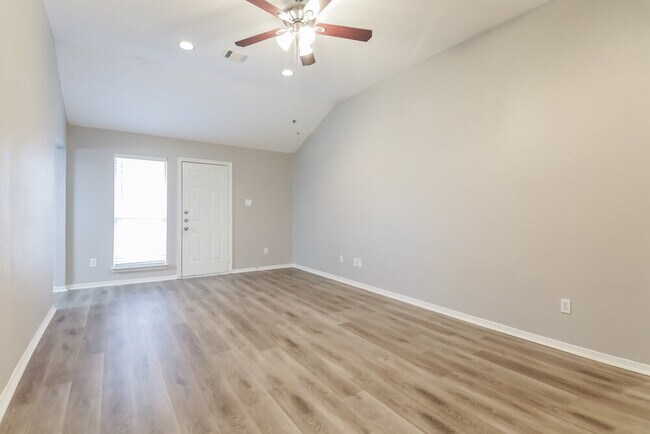 Building Photo - 206 E Holly