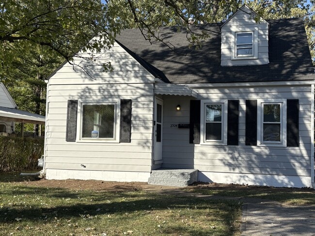 Building Photo - 2504 Vendome Dr S