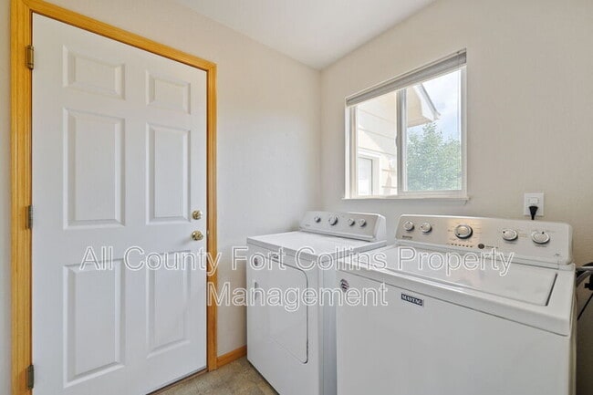 Building Photo - 7405 View Pointe Dr