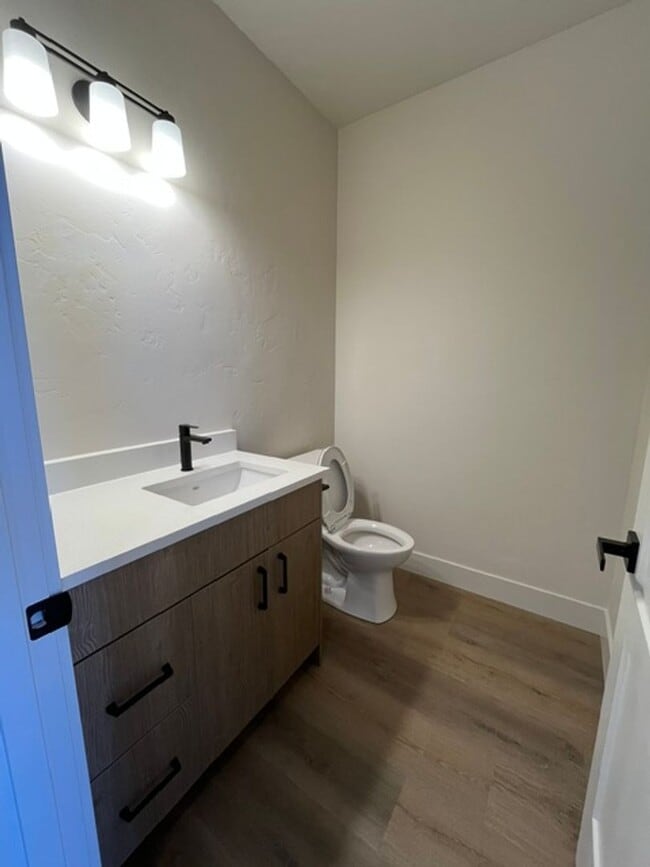 Building Photo - Gorgeous BRAND NEW Modern 2-bd/2-bath Condo in Redmond, OR!