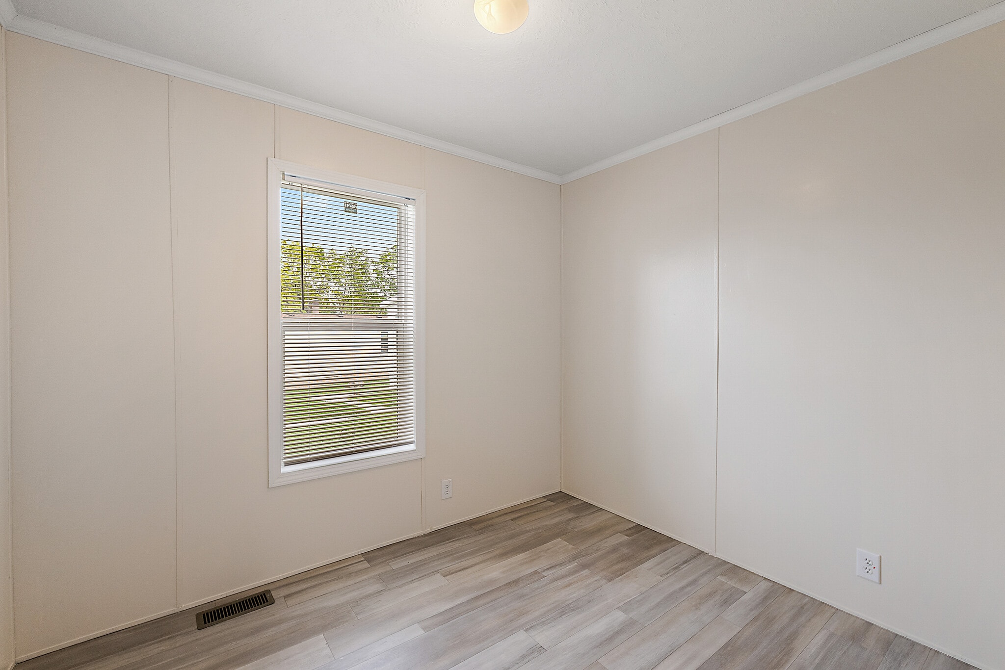 Building Photo - 4418 E Daisy Ln