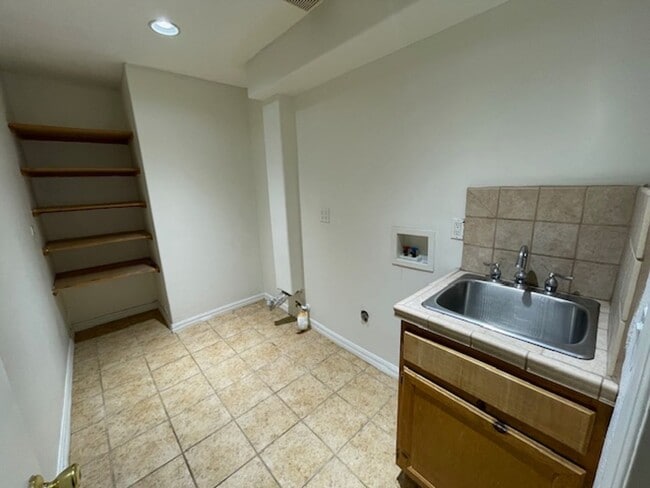Building Photo - Spacious 4 Bedroom Oxnard Home with Custom...