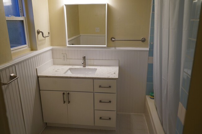 Building Photo - Spacious 3 bedroom, 1 bathroom renovated home