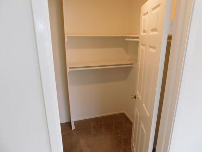 Building Photo - Lovely 2 BD 2.5 BA Two Story Townhouse