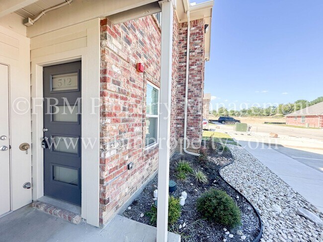 Building Photo - Hidden Creek, Unit 512 - 2 Bedroom, 2 Bathroom Beautiful Apartment Home in Ennis, TX! $500 OFF at...