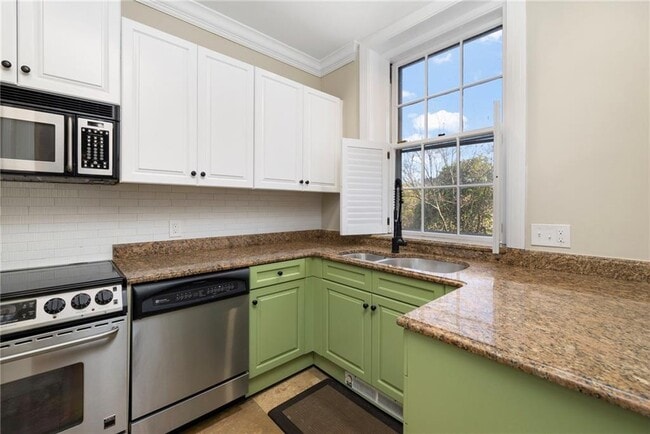 Building Photo - 72 Manning St