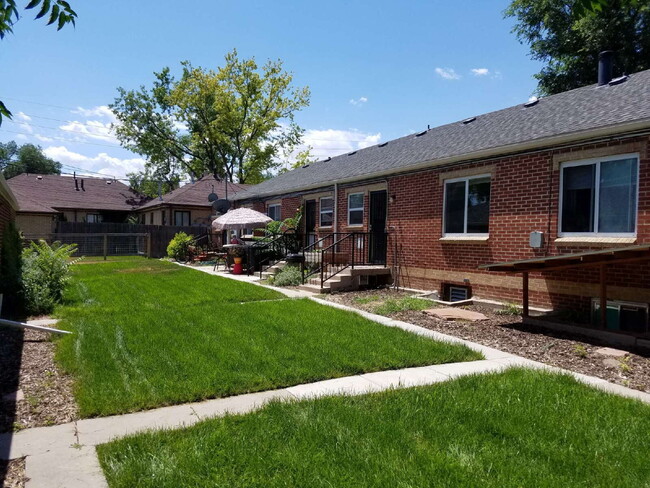 Building Photo - 1 Bed 1 Bath Mayfair Apartment With Garage in Denver! Available Now!