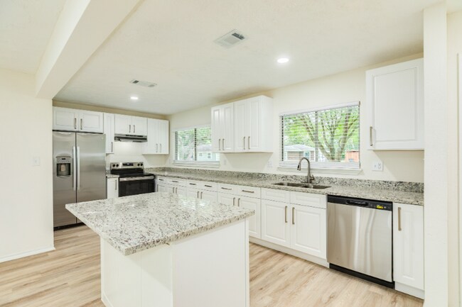 Building Photo - 408 Gardenia St