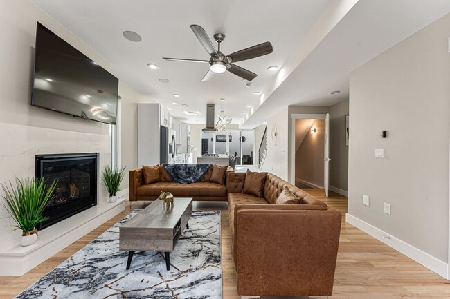 Building Photo - 5 Bed, 5 Bath home in South Park Hill