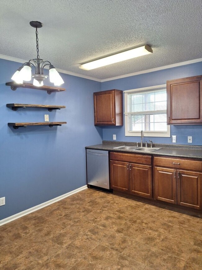 Building Photo - HOLIDAY MOVE IN SPECIAL. $500.00 OFF OF TH...