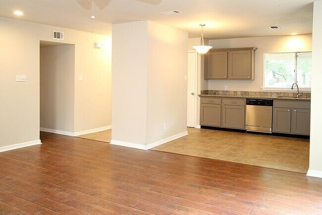 Building Photo - 9 Wolfhound Ln