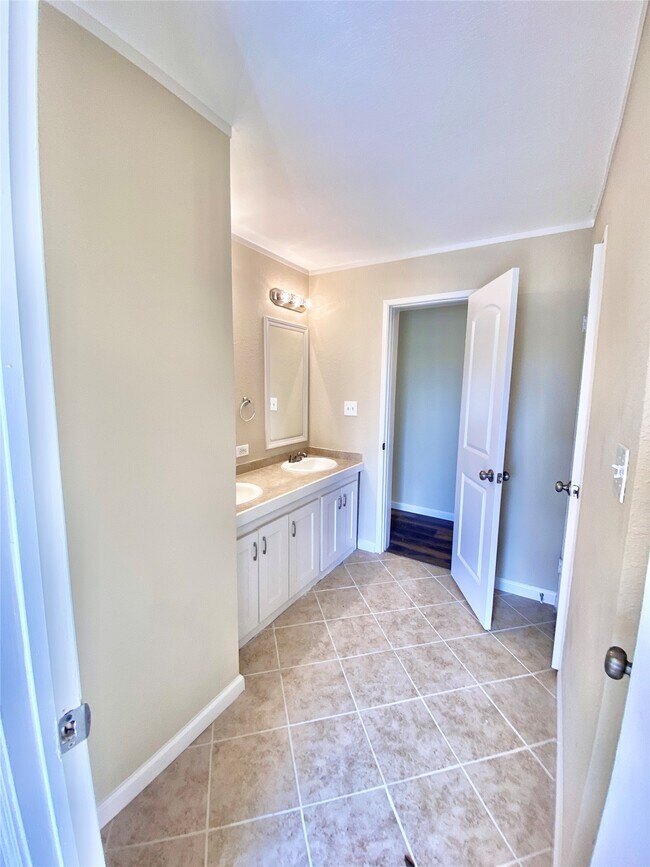 Building Photo - 11720 W Small Oaks Ln