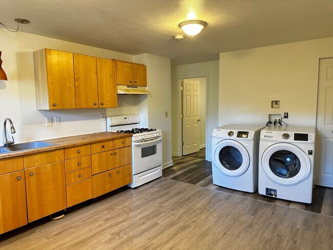 Building Photo - Spacious & Updated 2-Bedroom Apartment