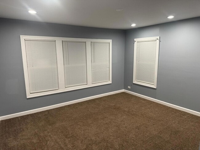 Building Photo - 12005 S La Salle St