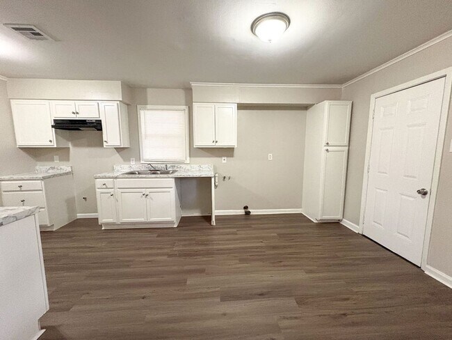 Building Photo - 4 bedroom, 2 bathroom house near Perkins and Willow / Colonial Acres area of Memphis