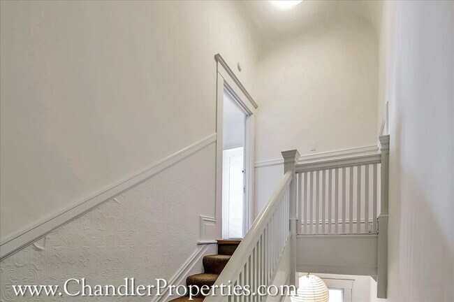 Building Photo - Bright & Sunny 2 Bedroom Flat with On-Site Laundry | Small Bonus Space