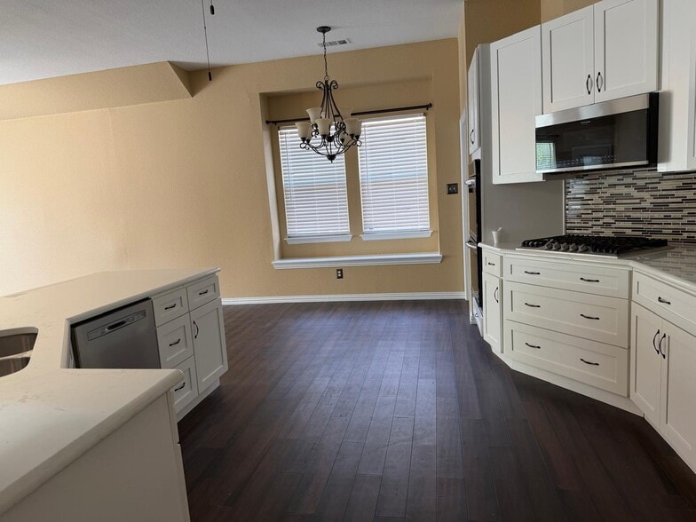 Building Photo - 10133 Sanden Dr