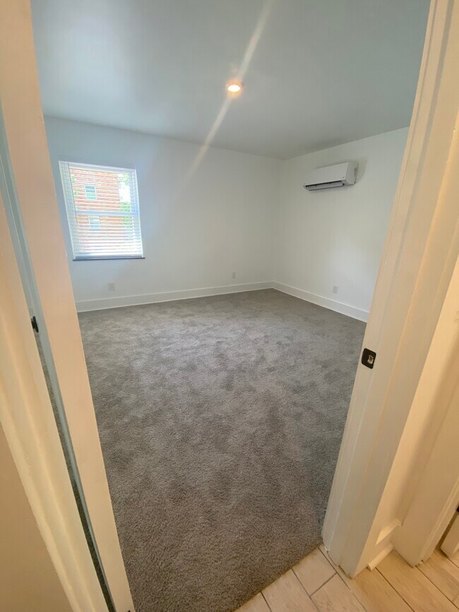 Building Photo - 3041 Cleinview Ave