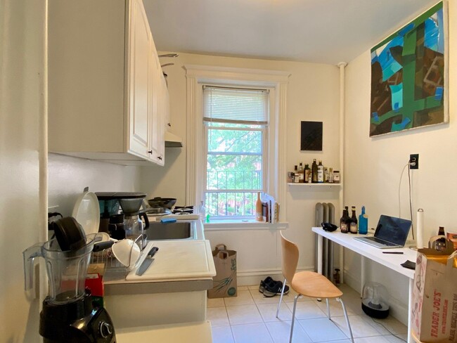 Building Photo - Nicely maintained, inexpensive studio in a...