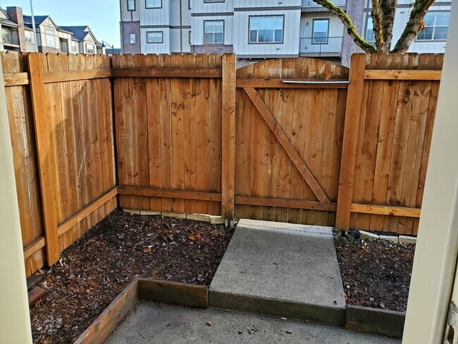 Building Photo - Great Location! 2 Bed 2 Bath Townhouse Style Condo! Open Concept! Laminate Floors Throughout Main!