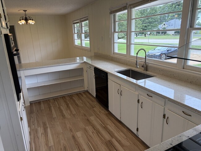 Building Photo - 4 Bed / 2 Bath House for Rent in Huntsville, AL 35802