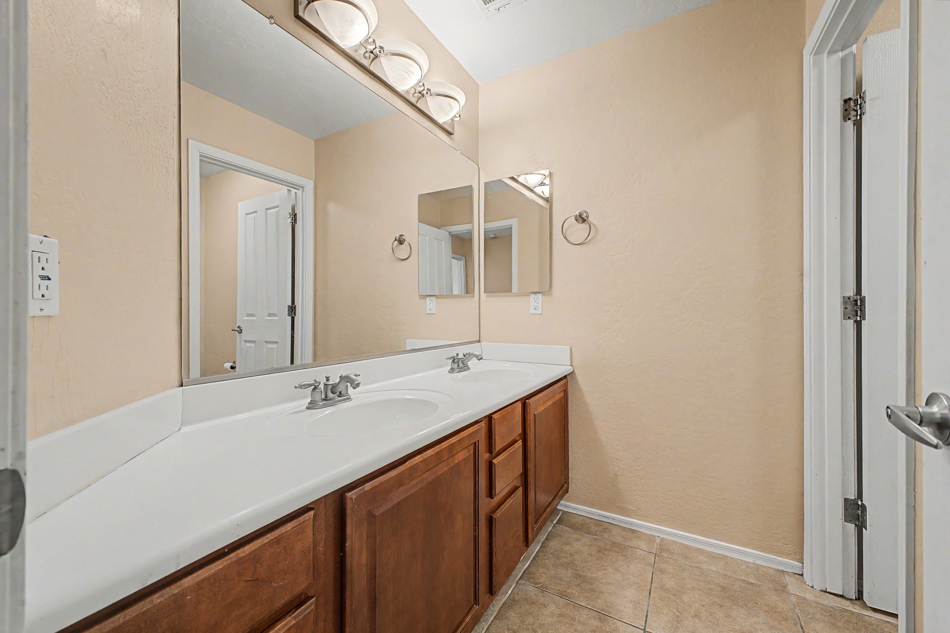 Building Photo - 3928 E Parkview Dr