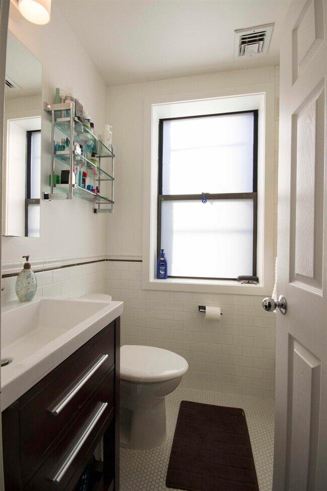 Building Photo - 409 Adams St