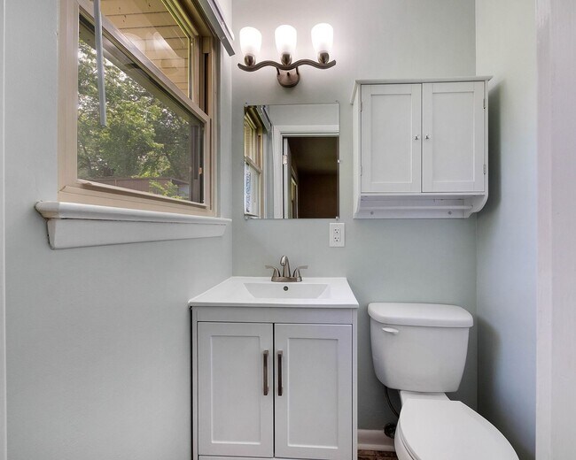 Building Photo - 450 Bouton Dr