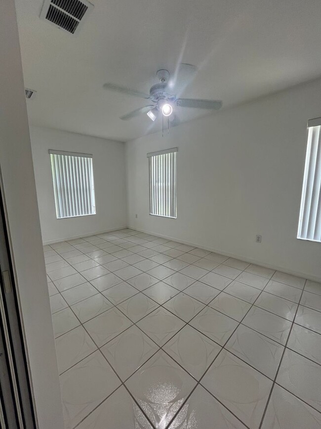 Building Photo - Single family Home with Florida room!
