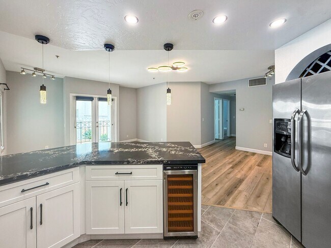 Building Photo - Beautiful 2B/2BA in the Marina w/ Newly Re...
