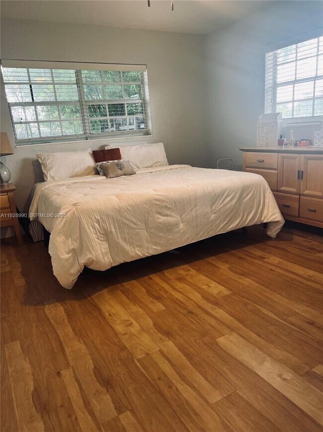 Building Photo - 1040 Lyons Park Dr