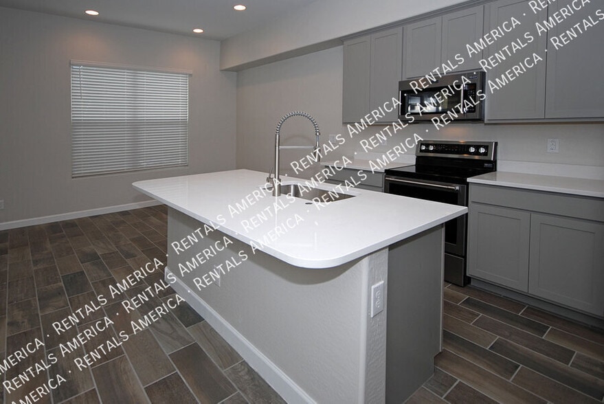 Building Photo - 3725 E Catalina Dr
