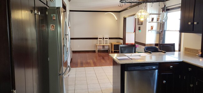 Building Photo - Spacious Home in Quiet Neighborhood