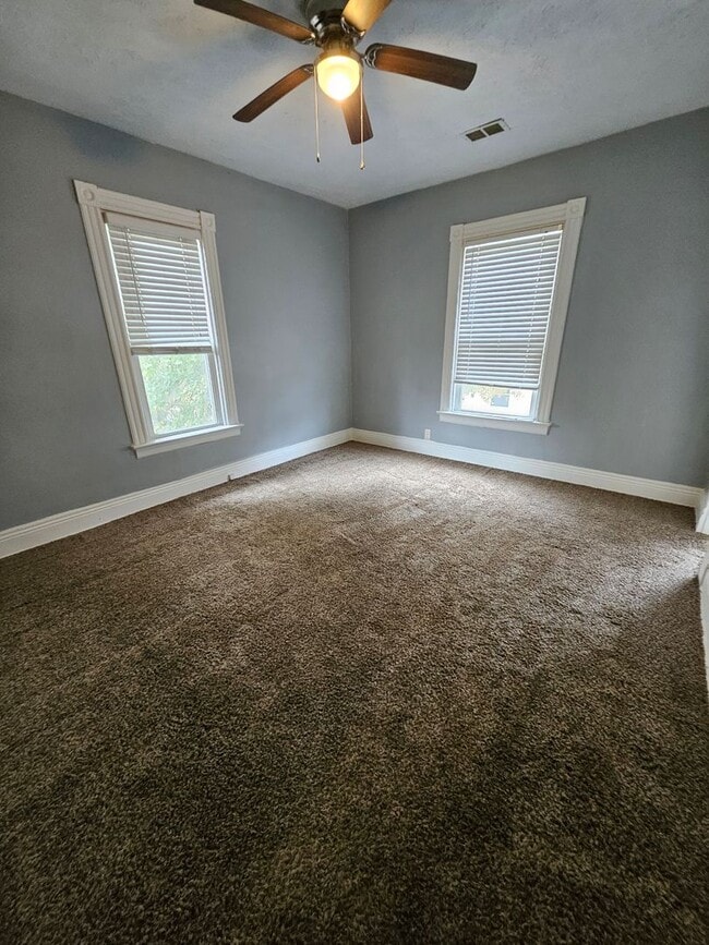 Building Photo - Upper 2 bedroom unit