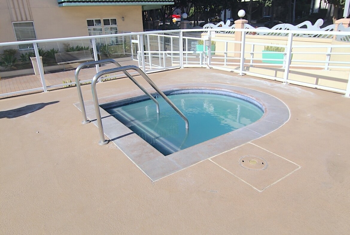 Building Photo - 488 E Ocean Blvd