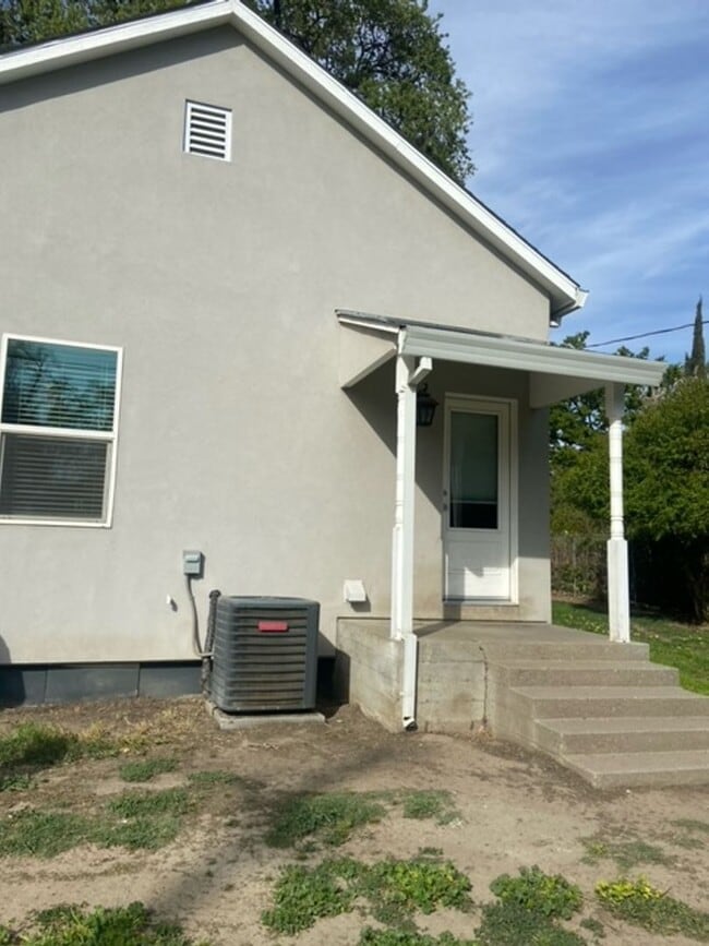 Building Photo - Modern Ease Meets Everyday Comfort in This Colusa Solar Home