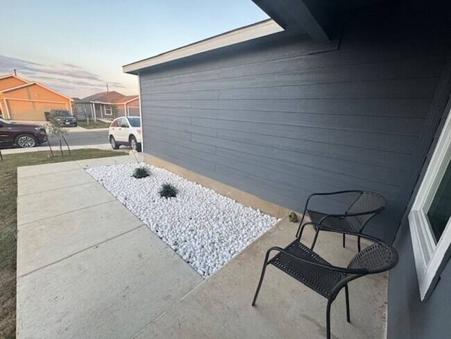 Building Photo - Super Nice with Great Price.  3 Bedroom 2 Bath 1 Story