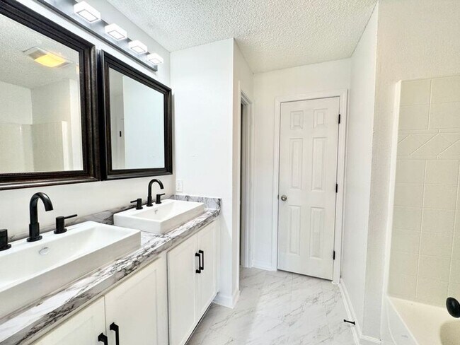 Building Photo - Townhome located in Live Oak!!