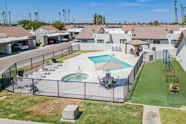 Building Photo - Fully Remodeled! 2 bed 2 bath Town-home in Central Phoenix!! Gated Community with Pool!