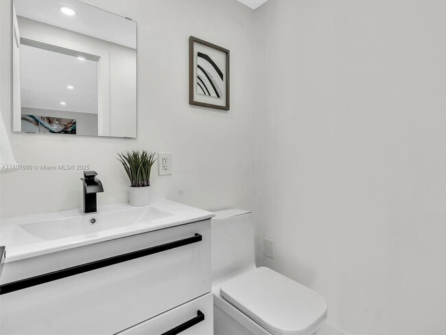 Building Photo - 551 Crescent Dr