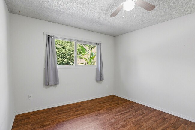 Building Photo - Country property close to town!